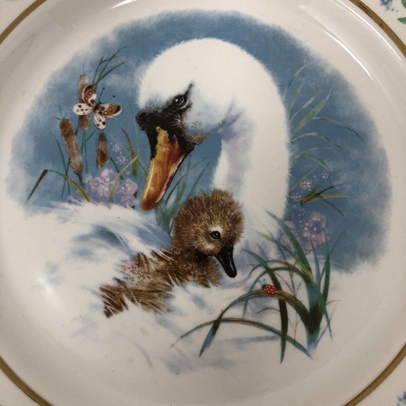 Wedgwood Decorative Plate Avon 1975 Gentle Moments Swan Enoch 8.75" Collectible - Picture 3 of 12